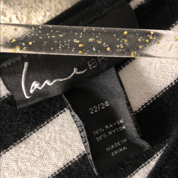 Lane Bryant black and white v neck sweater.  22/24 - Picture 5 of 6